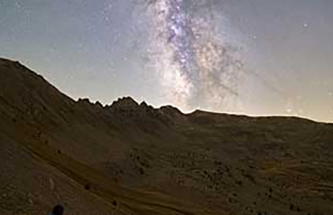 Photo prise de nuit en motagne de la voie lactée