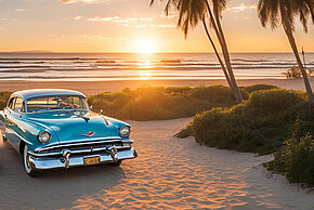 Voiture americaine bleue des années 50 sur la plage avec des palmiers en fond