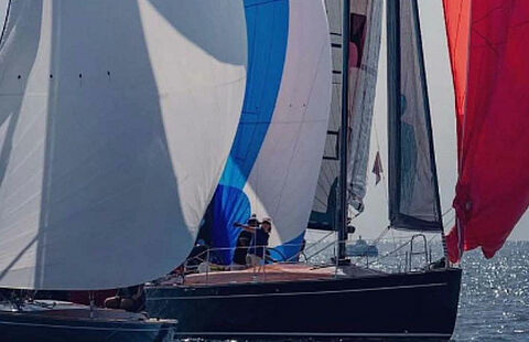 Photo d'une régate avec 2 bateaux se faisant la course