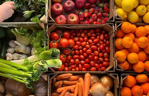 Photo vue de haut de légumes et de fruits sur un stand